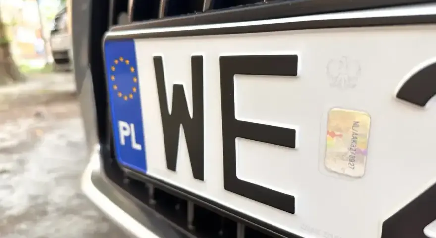 Nowe tablice rejestracyjne z unijnym niebieskim paskiem i godłem Polski. Litery "WE" i hologram.