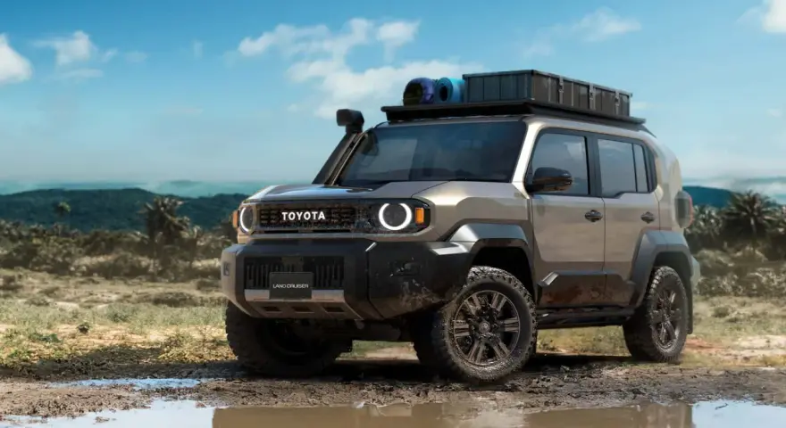 Nowy Toyota Land Cruiser 100 gotowy na przygodę, z bagażnikiem dachowym i terenowymi oponami, w błotnistym krajobrazie.