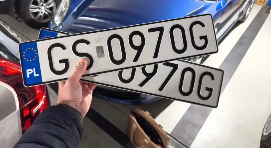 Dwie tablice rejestracyjne GS 0970G, gotowe do montażu. Zastanawiasz się nad koszt rejestracji samochodu?