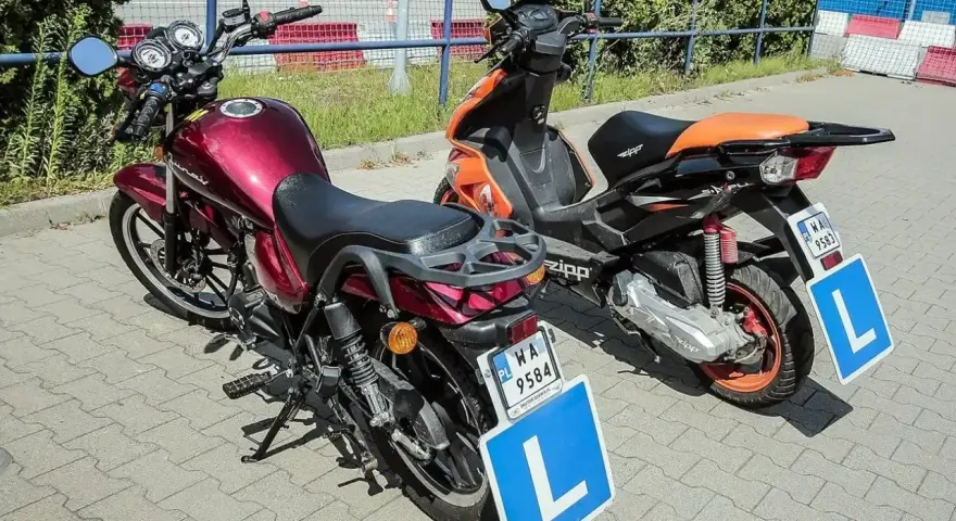 Dwa motorowery z literą "L" na tablicach, symbolizujące naukę jazdy. Karta motorowerowa od ilu lat?
