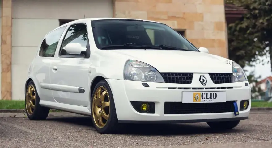 Białe auto Clio Sport z złotymi felgami, idealne auto do 20 tys. zł.
