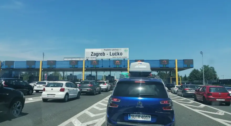Korki na autostradzie przed bramkami do opłat w Chorwacji. Winiety Chorwacja to klucz do płynnej podróży.