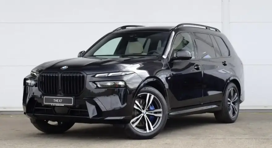 Czarny BMW X7 na tle białej ściany. Sprawdź aktualną bmw x7 cena i dostępne konfiguracje.