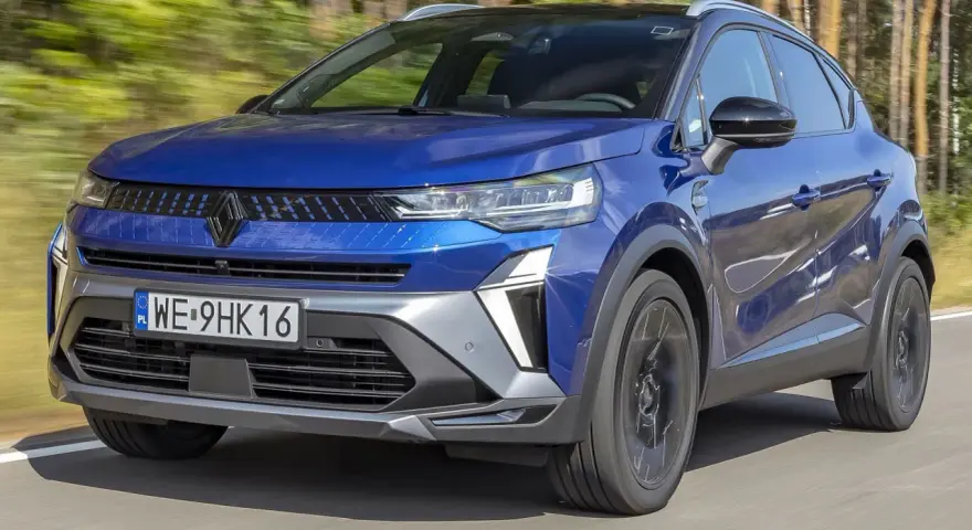 Niebieski Renault Captur w ruchu. Sprawdź aktualną renault captur cena i wybierz swój wymarzony SUV.