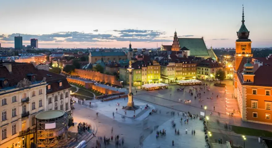 Ile się jedzie do Warszawy autokarem? Sprawdź czas podróży i trasy