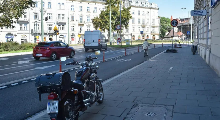 Czy skuter można parkować na chodniku? Sprawdź ważne przepisy i zasady
