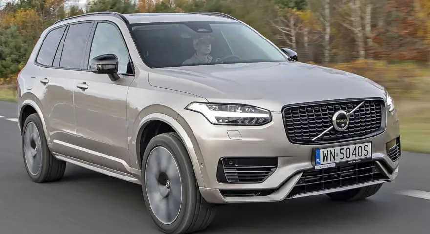 Złoty Volvo XC90 w ruchu, sprawdzamy jego atrakcyjną volvo xc90 cenę.
