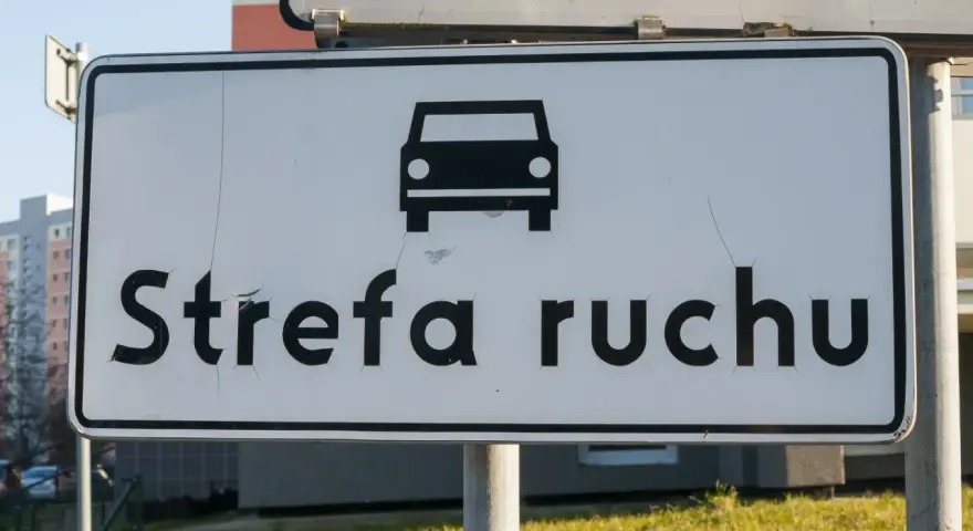 Znak drogowy informuje o wjeździe do strefy ruchu.
