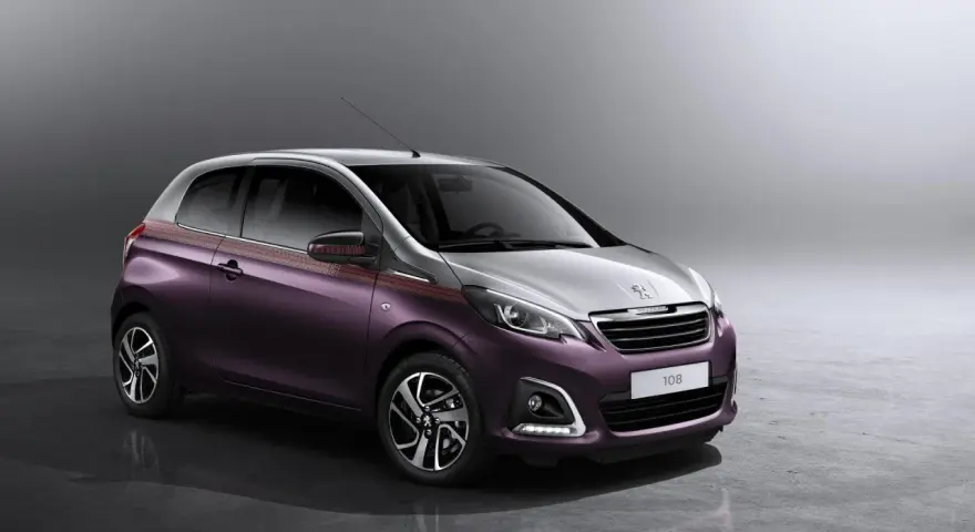Fioletowo-srebrny Peugeot 108 z ozdobnymi pasami na karoserii.