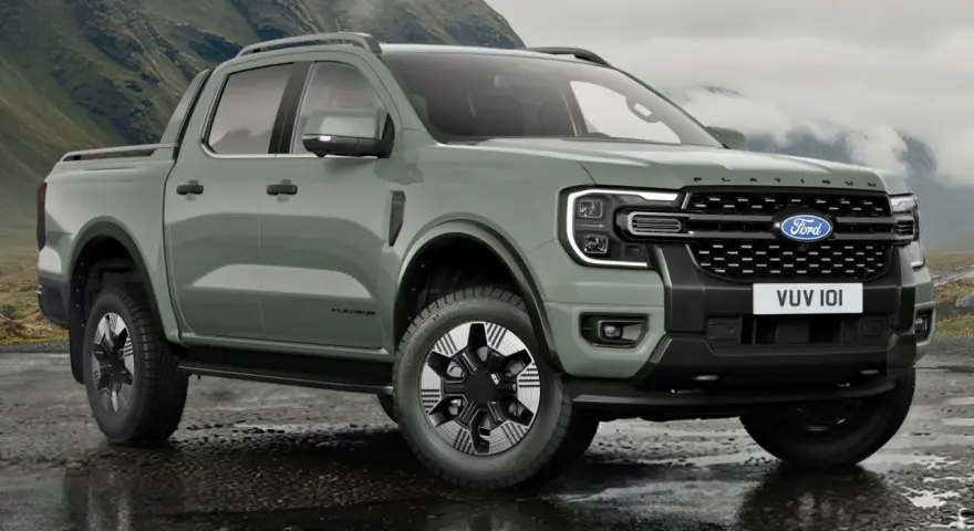 Nowy Ford Ranger Platinum w zielonym kolorze, gotowy na przygodę w górach.