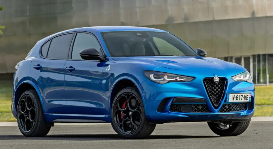 Niebieskie Alfa Romeo Stelvio na czarnych felgach. Sprawdź aktualną alfa romeo stelvio cena i dostępne konfiguracje.