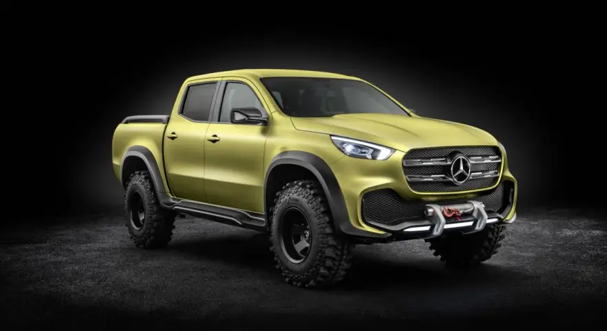 Żółty mercedes pickup z wyciągarką i terenowymi oponami, gotowy na przygodę.