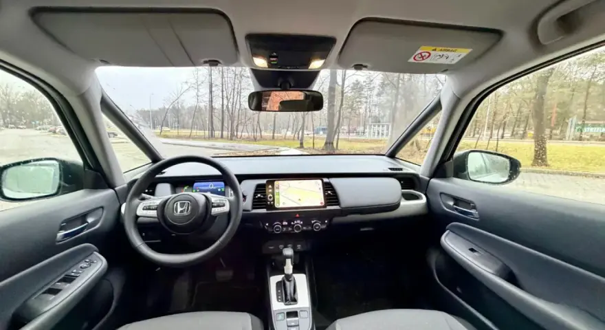 Wnętrze Hondy Fit z nowoczesnym kokpitem i ekranem nawigacji. Gotowy na podróż!