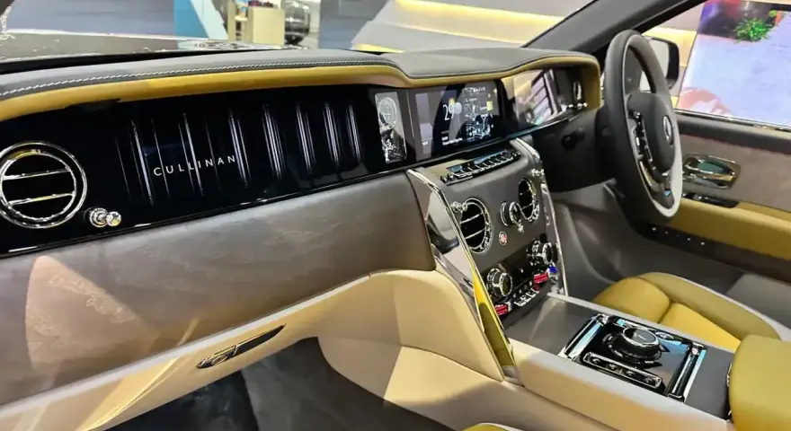 Wnętrze Rolls-Royce Cullinan z żółtymi akcentami. Luksus i komfort, które usprawiedliwiają jego cenę.