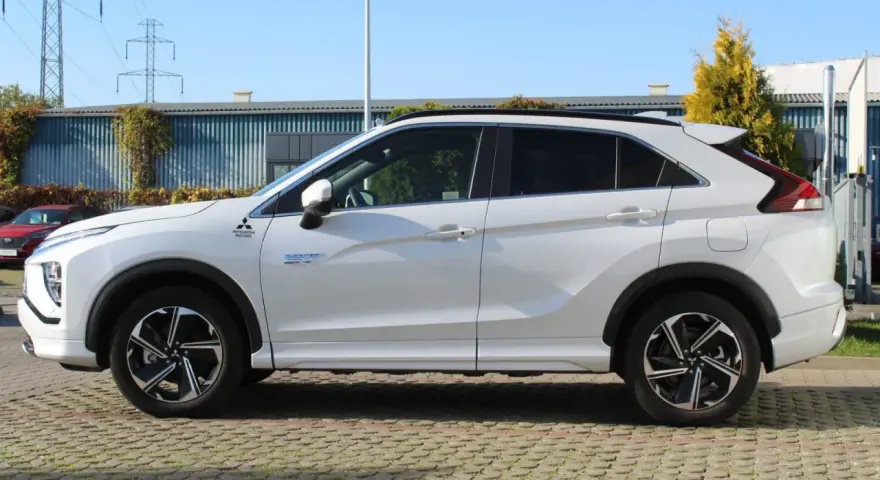 Biały Mitsubishi Eclipse Cross Plug-in Hybrid. Czy to crossover? Tak, to połączenie SUV-a i hatchbacka.