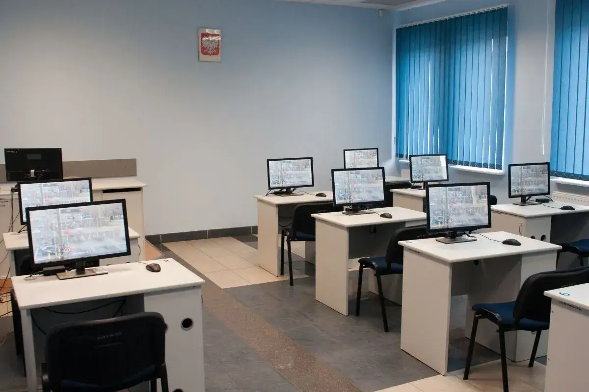 Sala egzaminacyjna WORD. Komputery gotowe do testu. Dowiedz się, ile kosztuje egzamin teoretyczny na prawo jazdy.