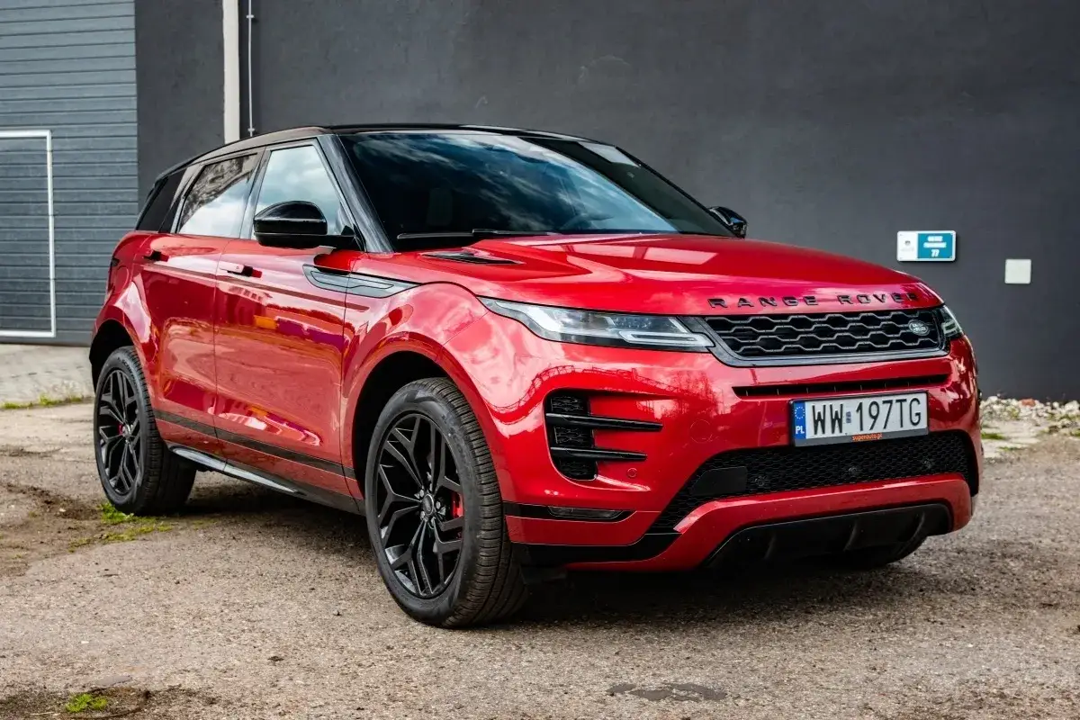 Czerwony Range Rover Evoque z czarnym dachem i felgami. Sprawdź aktualną range rover cena.