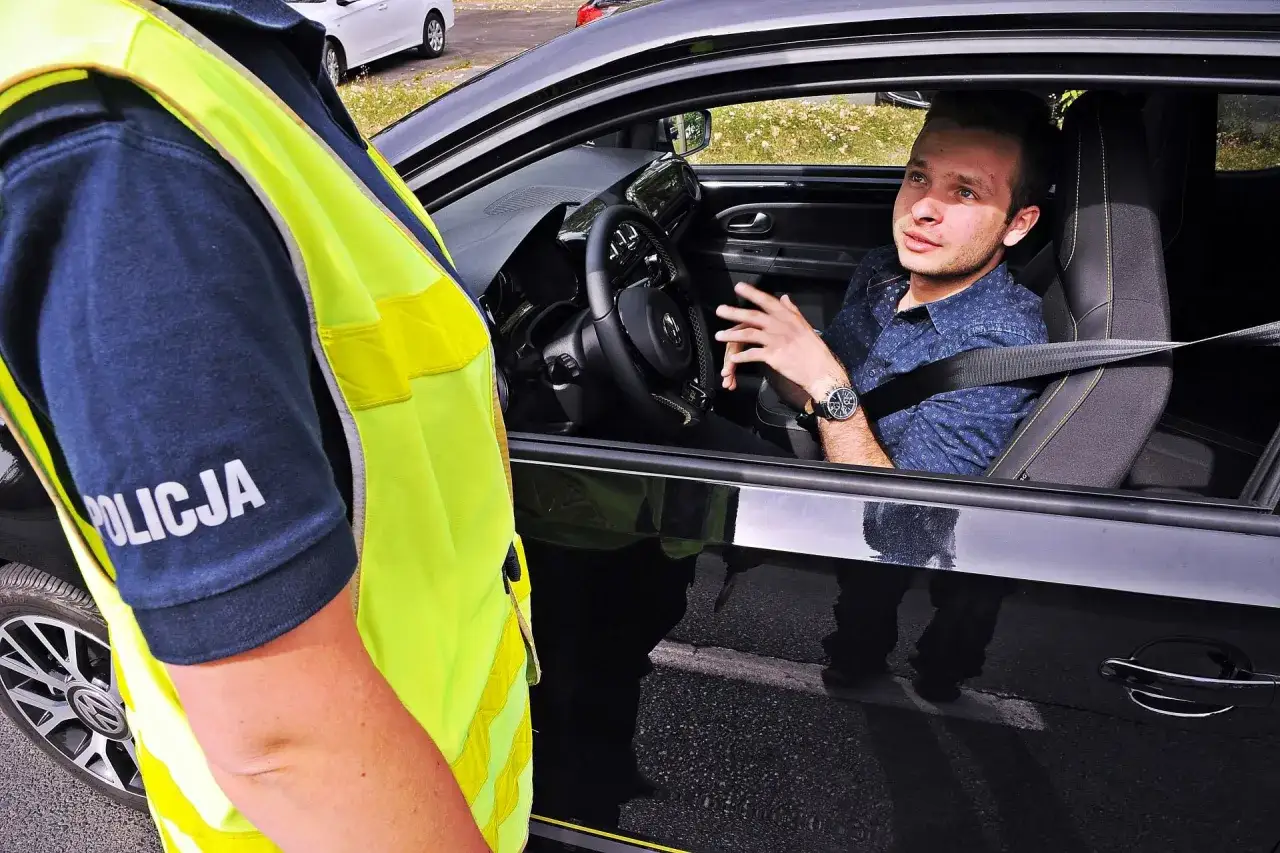 Policjant zatrzymał młodego mężczyznę, który najwyraźniej popełnił wykroczenie – jazda bez prawa jazdy.