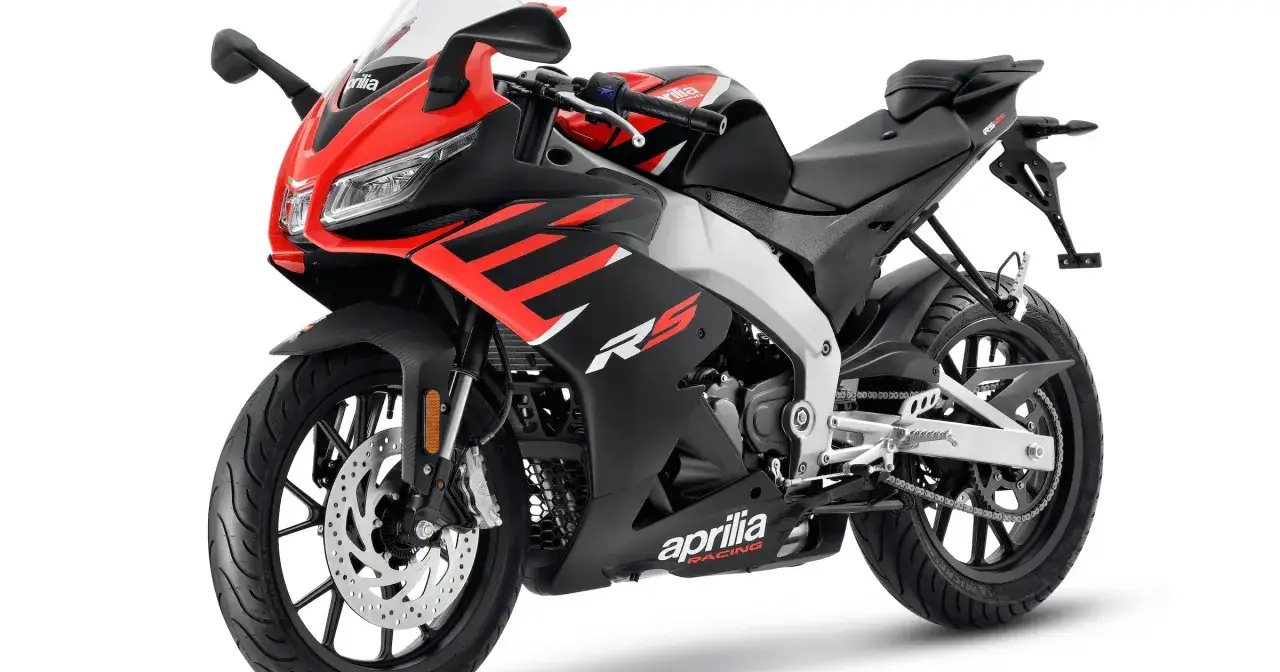 Sportowy motocykl Aprilia RS 50 w czerwono-czarnych barwach, idealny na kategorię B prawa jazdy.