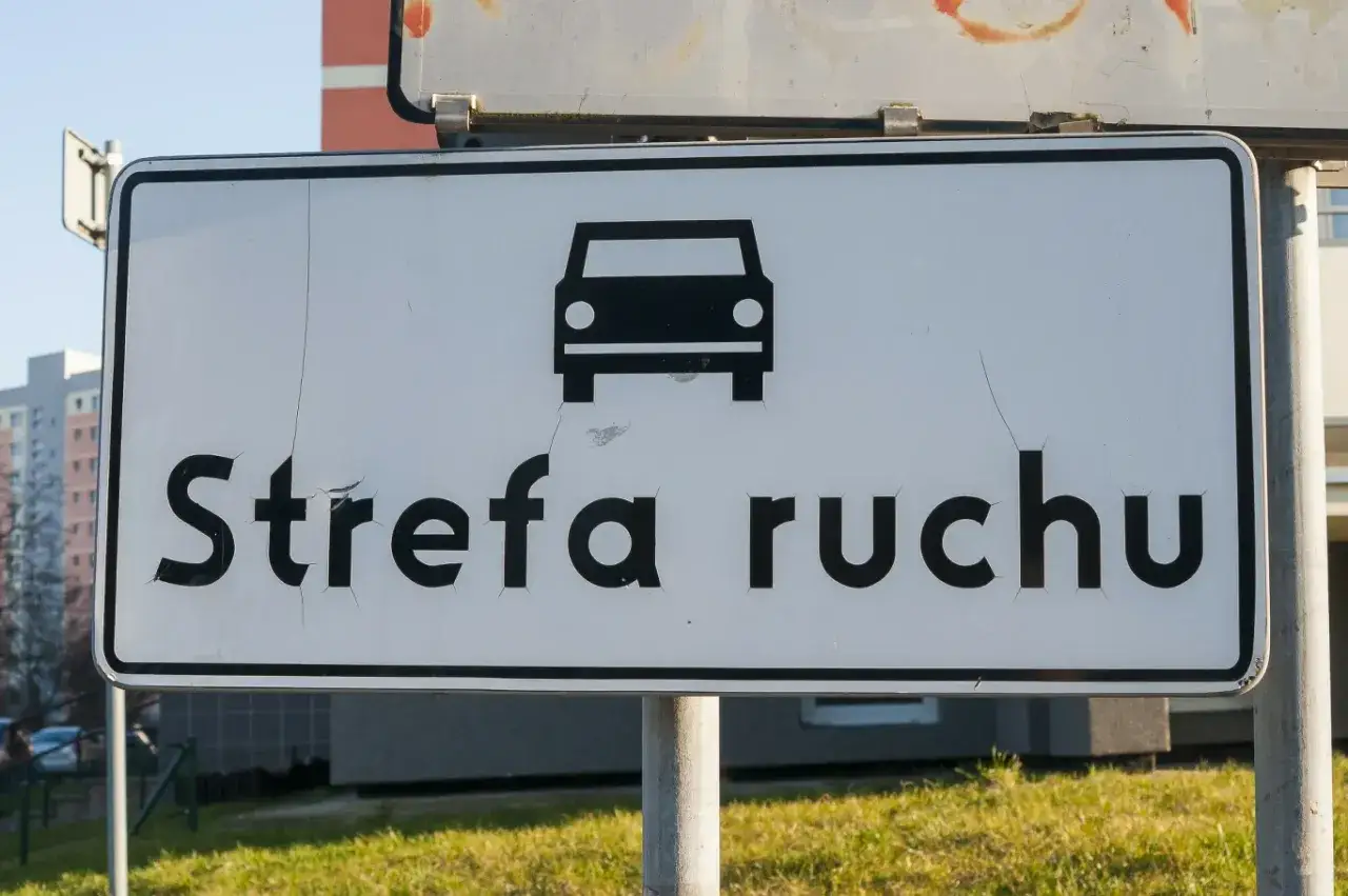 Znak drogowy informuje o wjeździe do strefy ruchu.