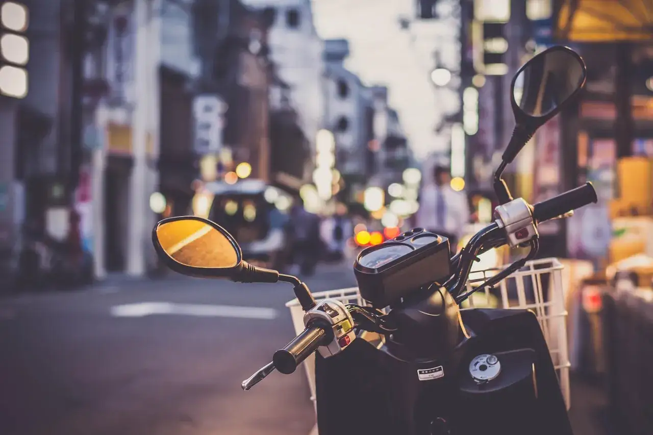 Kierownica skutera 125 z koszykiem, gotowa na miejską przygodę. Ubezpieczenie motocykla 125 to podstawa bezpieczeństwa.