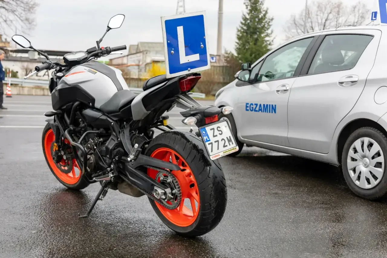 Motocykl z literą