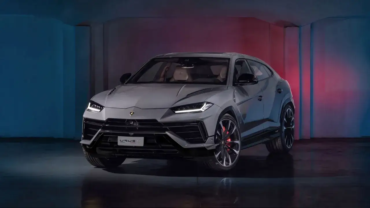 Szary Lamborghini Urus S z czerwonymi zaciskami hamulcowymi. Poznaj jego imponującą lamborghini urus cena.