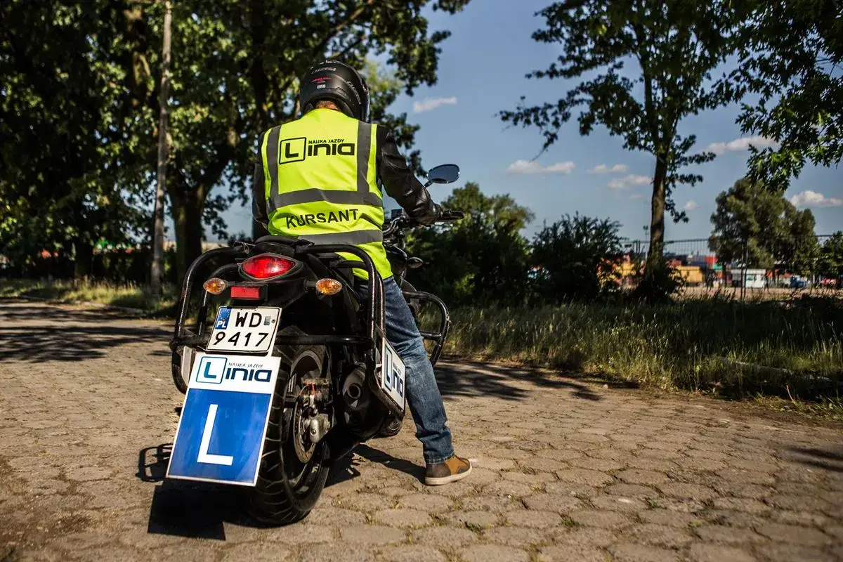 Kursant na motocyklu z literą 