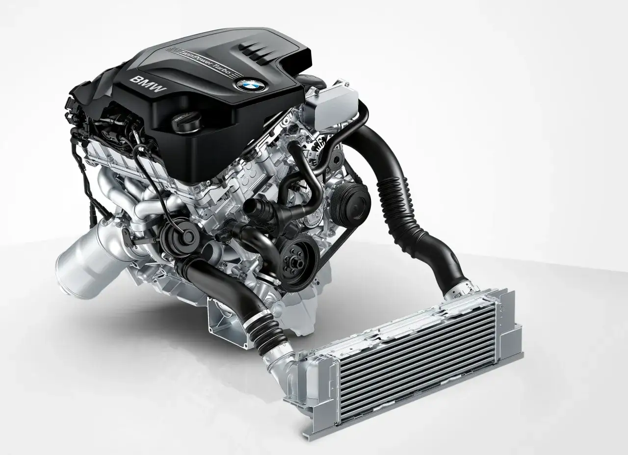 Silnik BMW TwinPower Turbo, model n20, z intercoolerem.