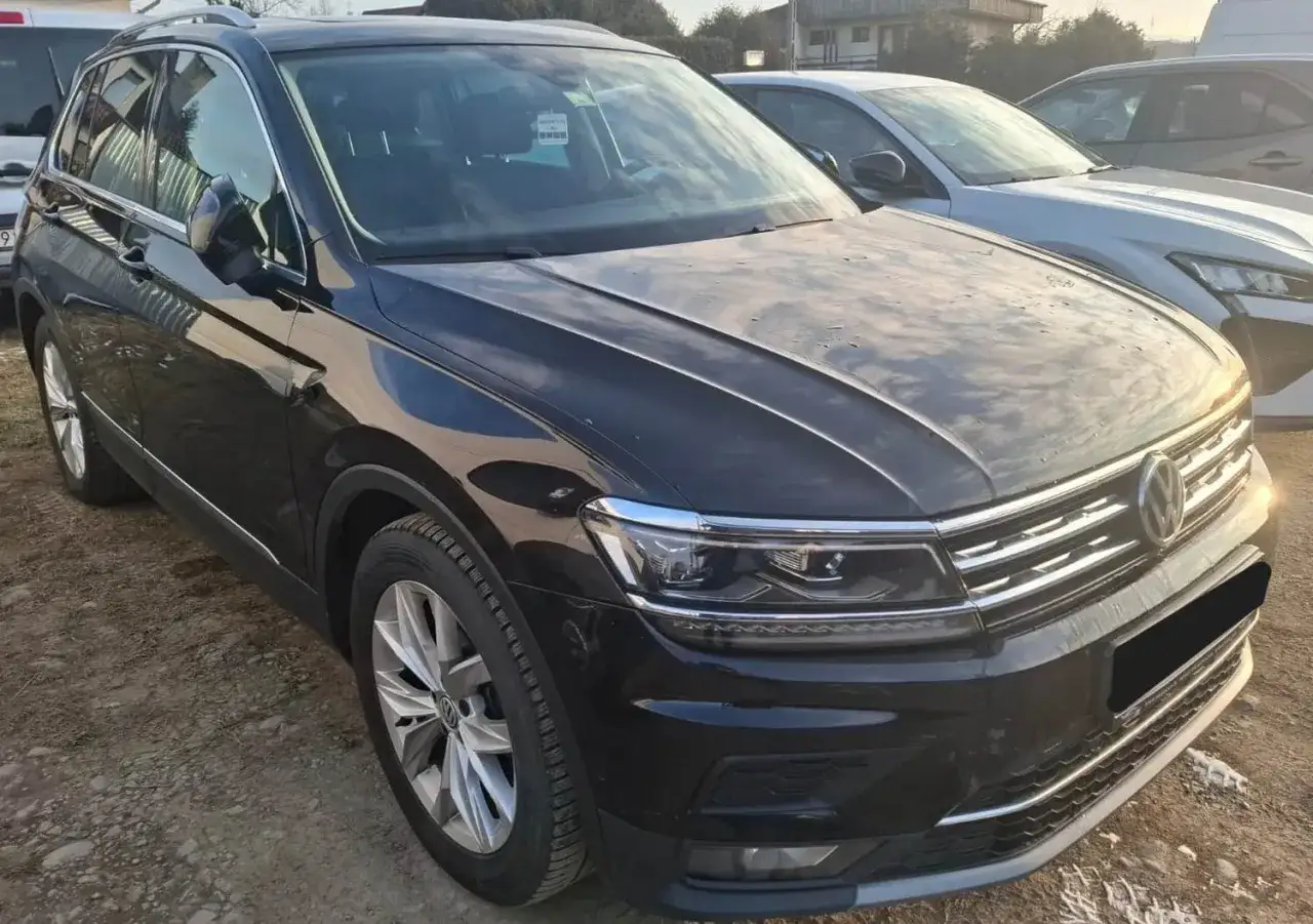 Czarny Volkswagen Tiguan, auto zastępcze z OC sprawcy, stoi na parkingu.