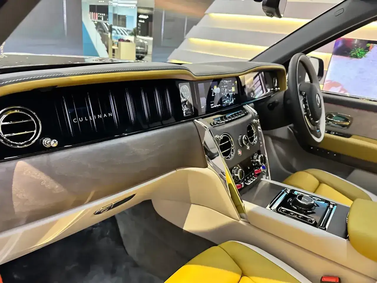 Wnętrze Rolls-Royce Cullinan z żółtymi akcentami. Luksus i komfort, które usprawiedliwiają jego cenę.