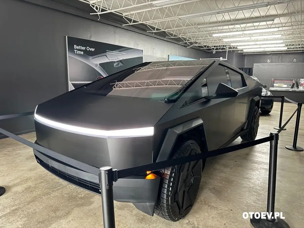 Futurystyczny Tesla Cybertruck na wystawie. Zastanawiasz się nad tesla cybertruck cena?