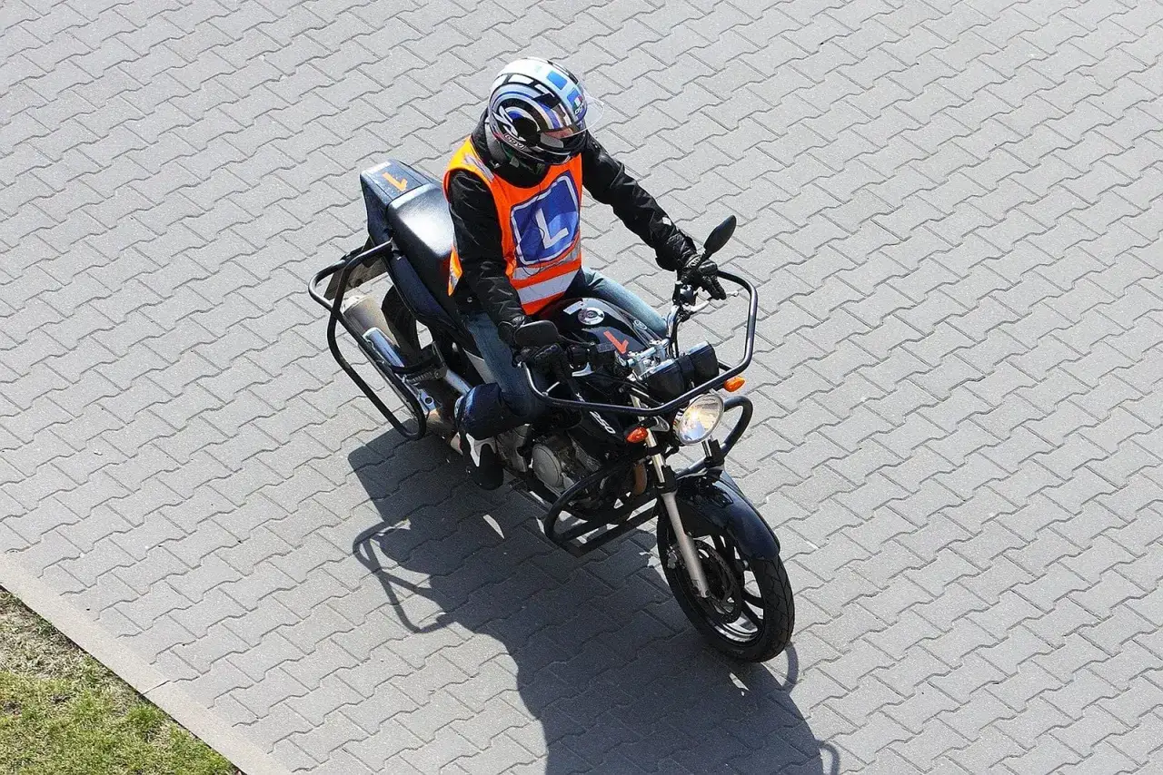 Nauka jazdy na motocyklu z kategorią A2. Zastanawiasz się, ile kosztuje prawo jazdy A2?