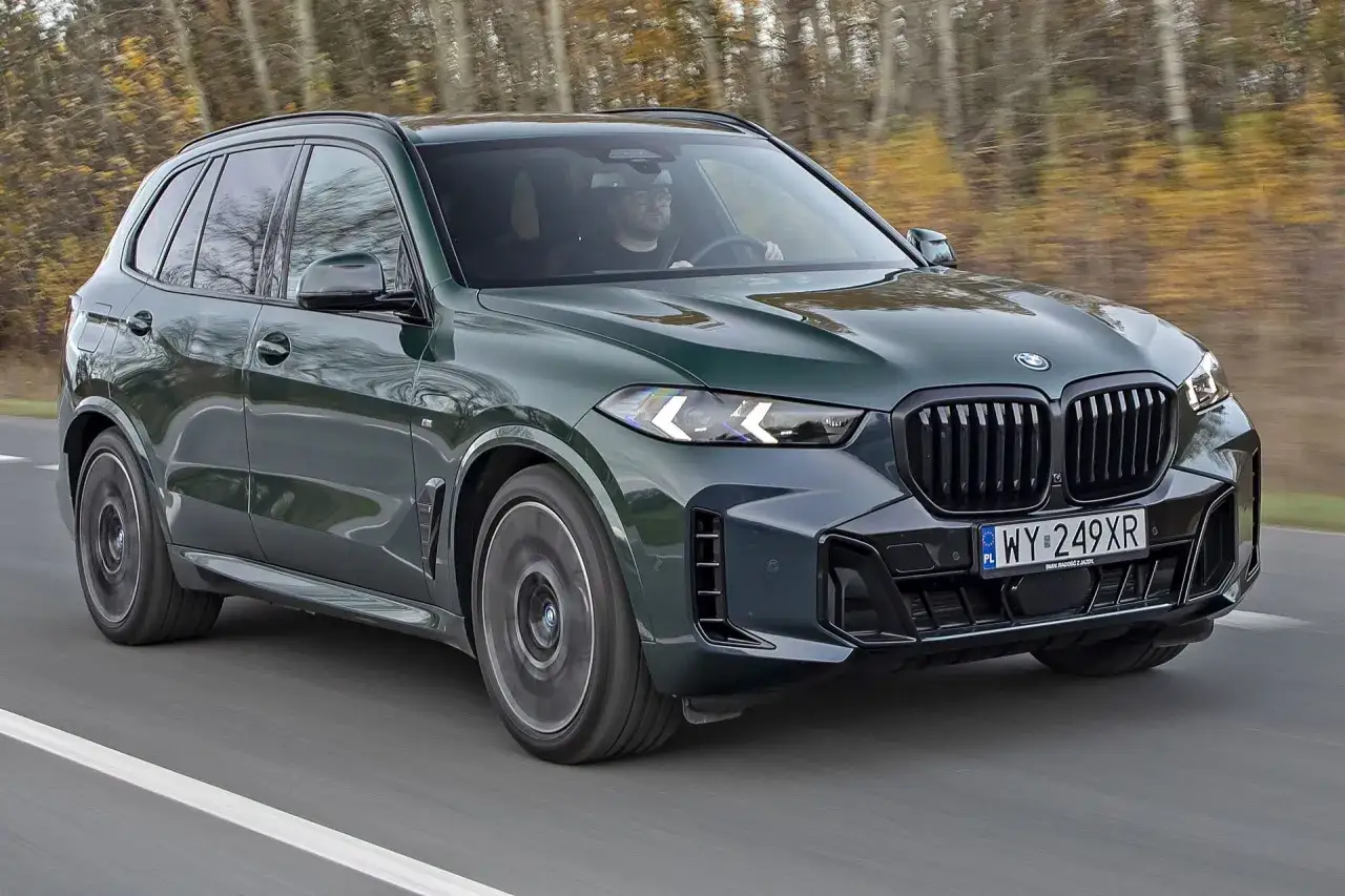 Zielony BMW X5 w ruchu. Sprawdź aktualną bmw x5 cena i ciesz się jazdą.