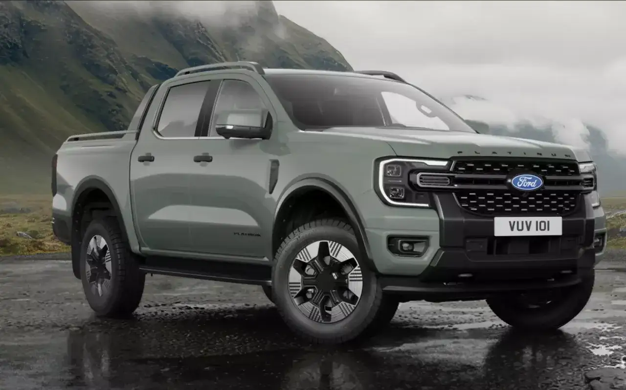 Nowy Ford Ranger Platinum w zielonym kolorze, gotowy na przygodę w górach.