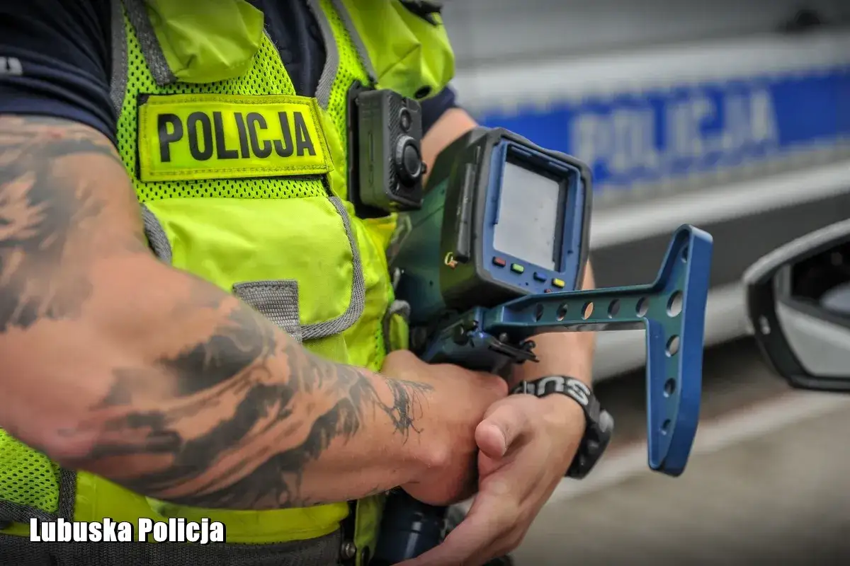 Policjant z Lubuskiej Policji mierzy prędkość. Uważaj na przekroczenie prędkości o 30 km/h, bo możesz dostać mandat.