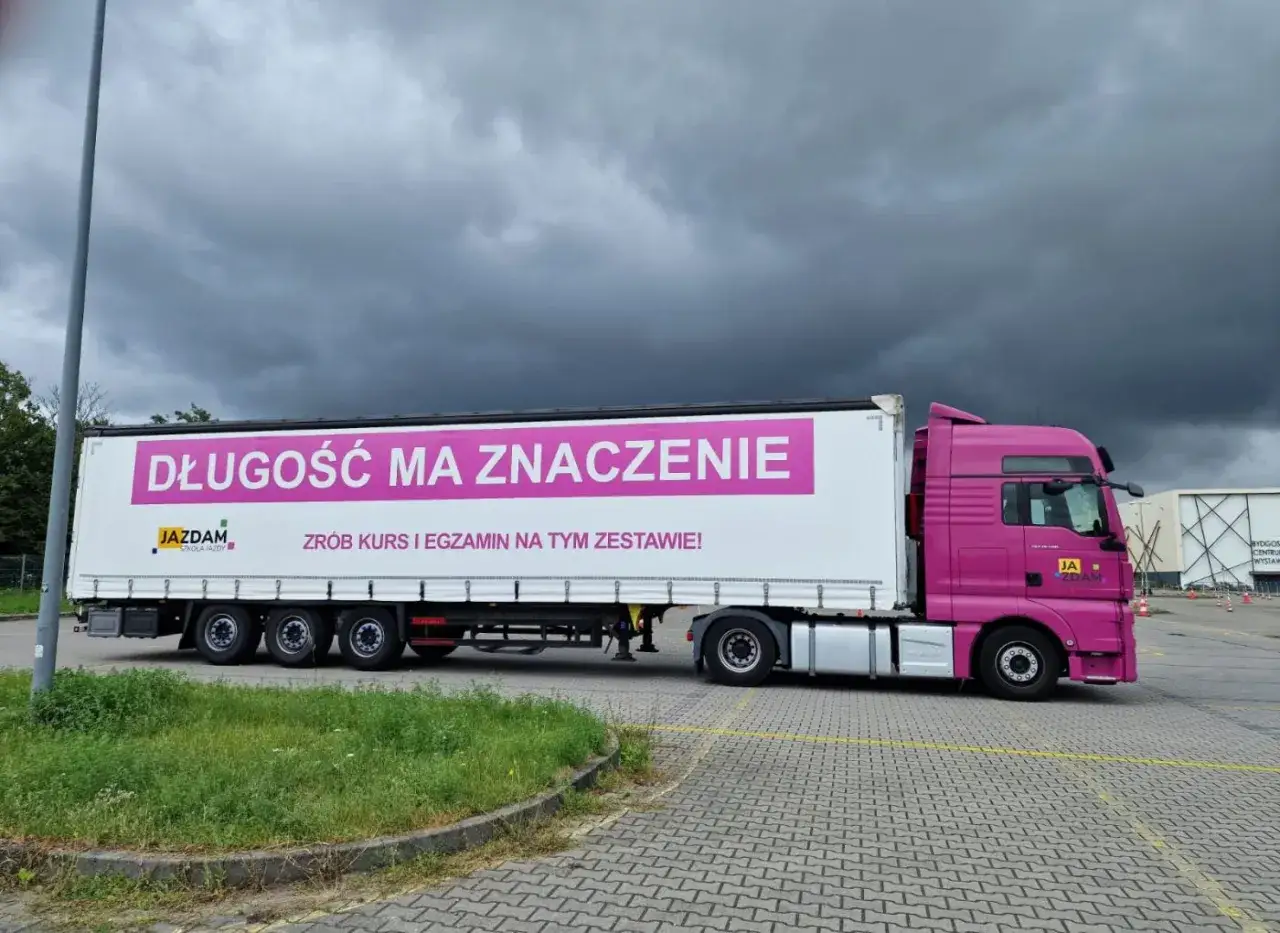Różowa ciężarówka z napisem 