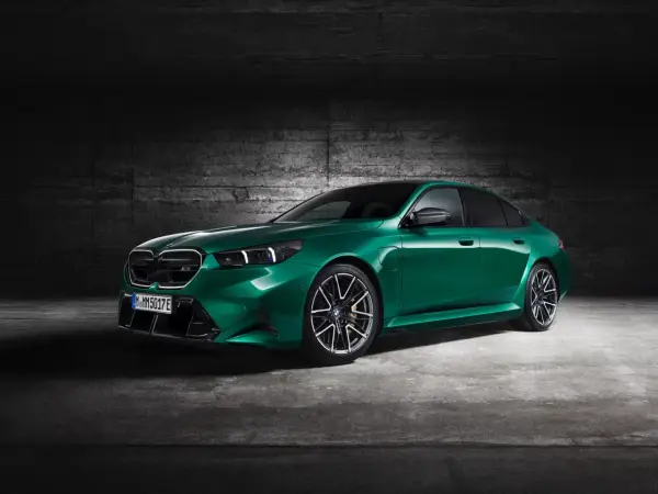 Zielone BMW M5 Competition lśni w mrocznym garażu. Sprawdź aktualną bmw m5 cena i poczuj moc.