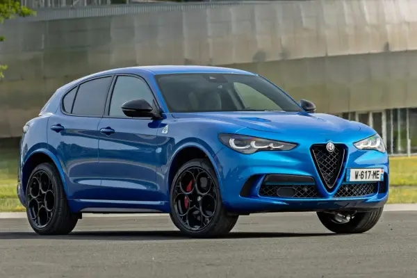 Niebieskie Alfa Romeo Stelvio na czarnych felgach. Sprawdź aktualną alfa romeo stelvio cena i dostępne konfiguracje.