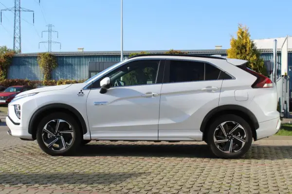 Biały Mitsubishi Eclipse Cross Plug-in Hybrid. Czy to crossover? Tak, to połączenie SUV-a i hatchbacka.