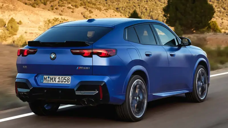 Niebieskie BMW X2 M35i pędzi po drodze. Sprawdź atrakcyjną bmw x2 cena i wybierz swój wymarzony model.