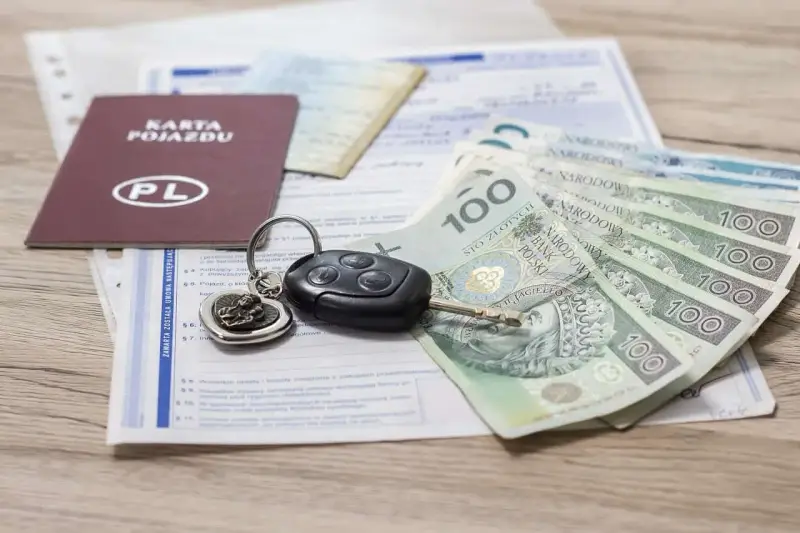 Kluczyk do auta, pieniądze i dokumenty, w tym Karta Pojazdu. Czy karta pojazdu jest potrzebna do zakupu samochodu?