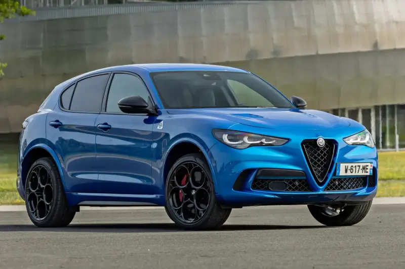 Niebieskie Alfa Romeo Stelvio na czarnych felgach. Sprawdź aktualną alfa romeo stelvio cena i dostępne konfiguracje.