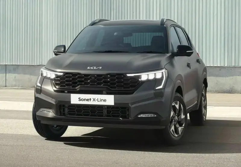 Szary Kia Sonet X-Line z nowoczesnym grillem i światłami LED, gotowy na miejskie przygody.