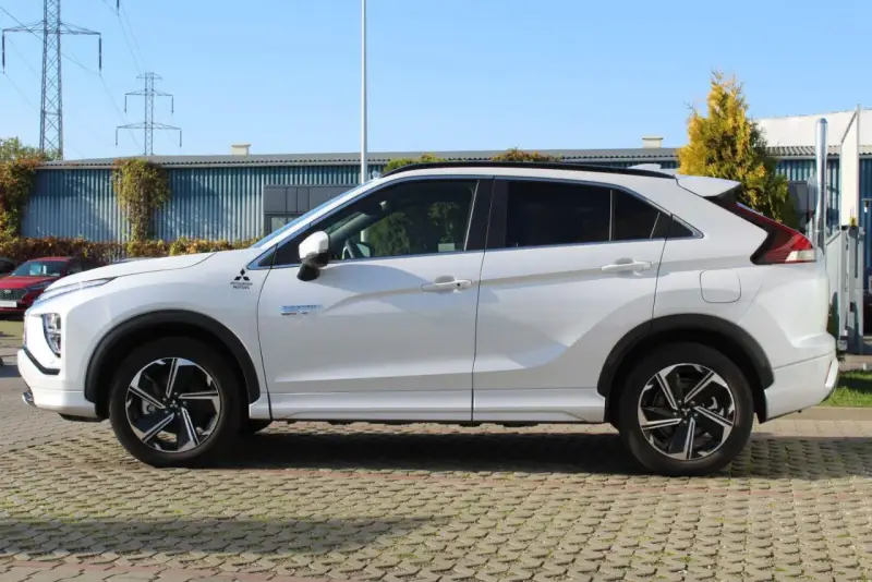 Biały Mitsubishi Eclipse Cross Plug-in Hybrid. Czy to crossover? Tak, to połączenie SUV-a i hatchbacka.